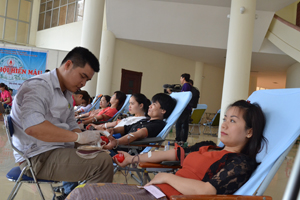 Các tình nguyện viên tham gia hiến máu tại ngày hội hiện máu tình nguyện thành phố Hòa Bình.
